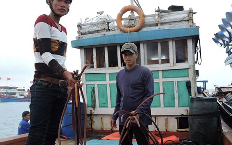 Tàu Trung Quốc lại đập phá tàu ngư dân Quảng Ngãi