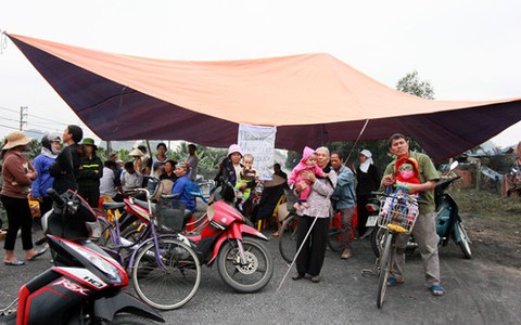 Dân canh gác không cho xe tải chở than