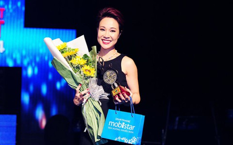 Uyên Linh “tả xung hữu đột” tại chung kết Bài hát Việt 2014