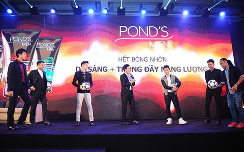 Phạm Anh Khoa và Phillip Nguyễn thi thố tâng bóng nghệ thuật