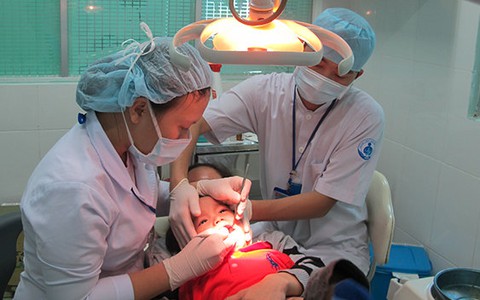 Nhiều trẻ bỗng nhiên... không còn răng