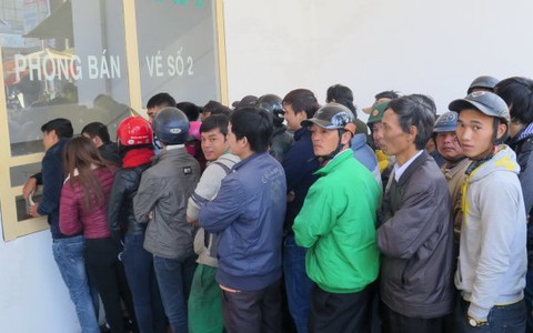 Chen lấn, xô đẩy mua vé xem trận HAGL - Thanh Hóa