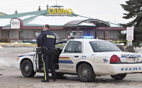 Nghi phạm bắn 2 cảnh sát Canada đã chết