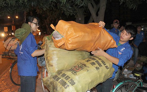 ​Sinh viên nhặt ve chai làm từ thiện