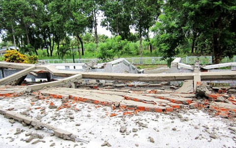Phù điêu nghĩa trang xây chưa xong đã sập
