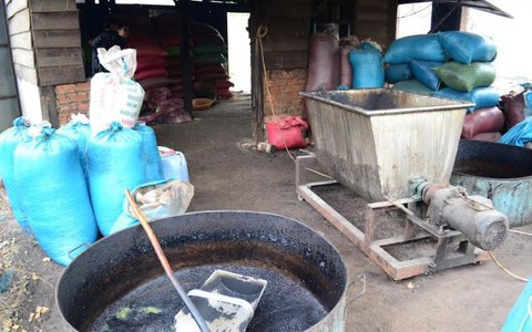 Bắt quả tang một cơ sở sản xuất cà phê bằng hóa chất