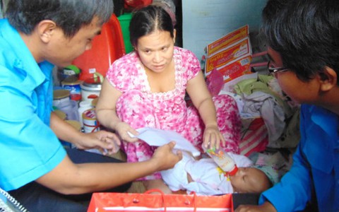 Hỗ trợ đôi vợ chồng khiếm thị bán vé số