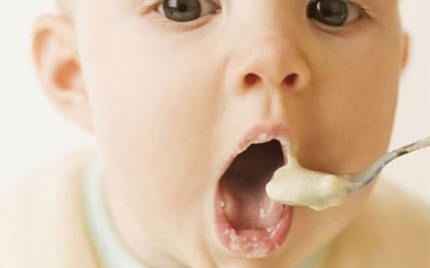 Những điều cần biết khi cho trẻ ăn váng sữa