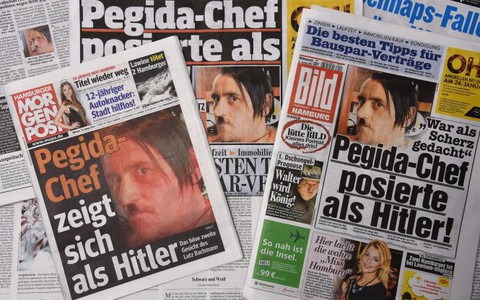 Thủ lĩnh chống Hồi giáo Đức từ chức vì chụp ảnh giống Hitler
