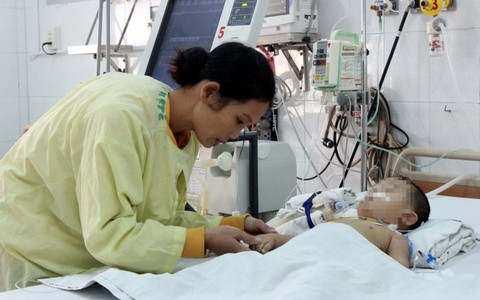 Bé trai nguy kịch vì nuốt phím đàn đồ chơi