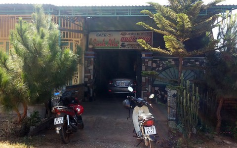 Siết cổ chủ quán cà phê