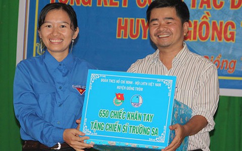 Học sinh Bến Tre thêu 650 khăn tay tặng chiến sĩ Trường Sa