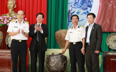 Gốm Bát Tràng lộng lẫy ra với Trường Sa