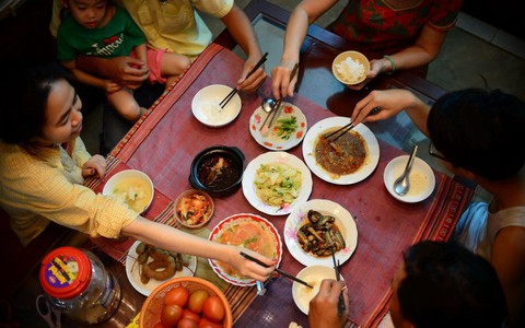 Khi ăn đừng gắp cho người