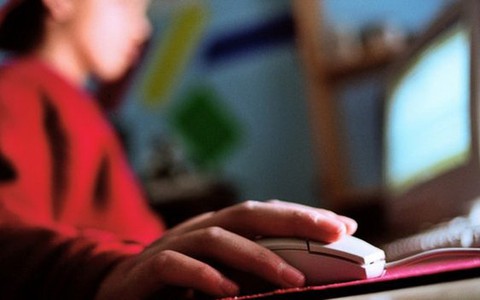 Làm gì khi con trẻ xem phim “mát mẻ”?