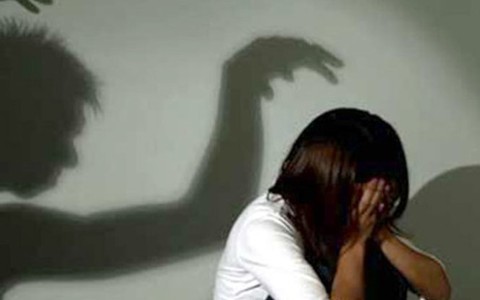 Vào phòng trọ đập đầu, hiếp dâm người ở trọ