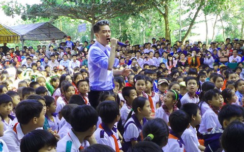 Quà xuân đến nơi chưa có tết