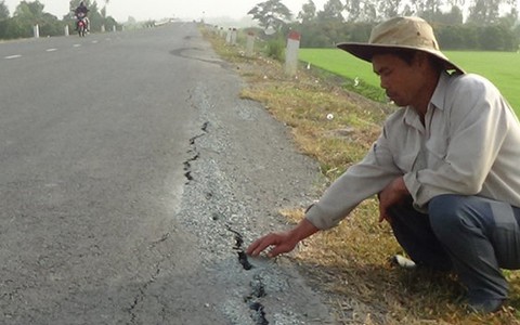Kiểm điểm trách nhiệm vụ đường mới thông xe đã nứt sụp