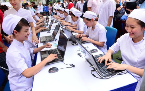 Những cánh thiệp xuân nặng tình biển đảo
