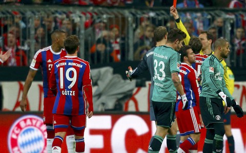 10 người Bayern không thắng được Schalke
