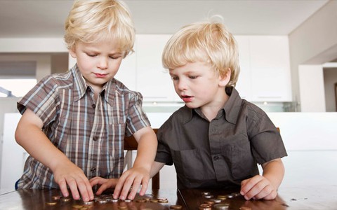 Muốn dạy trẻ chuyện tiền bạc, trả tiền cho chúng?