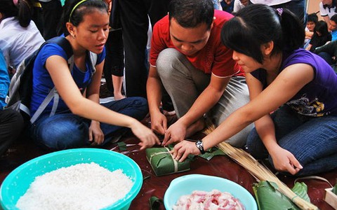Gói bánh chưng tặng người nghèo