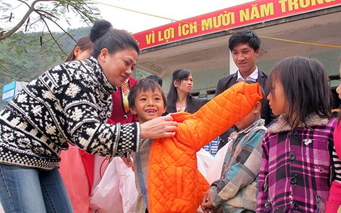 Quà tết đến vùng biên Lai Châu