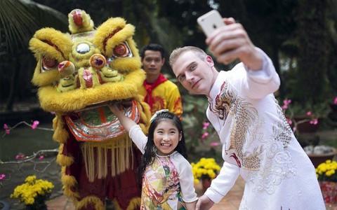 Thầy trò Kyo York & Ju Uyên Nhi hát nhạc xuân