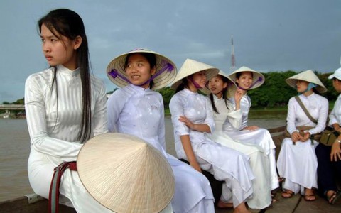 “Nón bài thơ VN”: trang phục truyền thống ấn tượng quốc tế