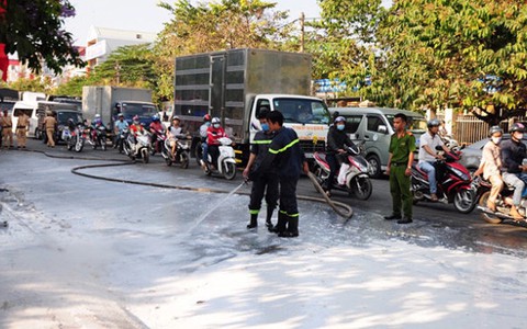 Gần 10.000 lít mủ cao su đổ lênh láng trên đường