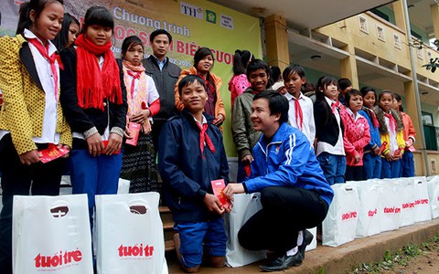 Có quà tết, em không phải bỏ học