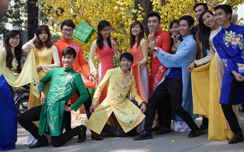 Rộn ràng văn nghệ sĩ mừng xuân
