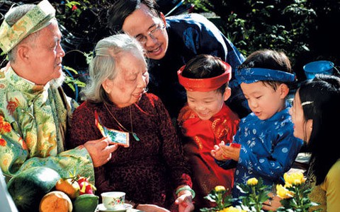 Ngày tết không chỉ ăn chơi