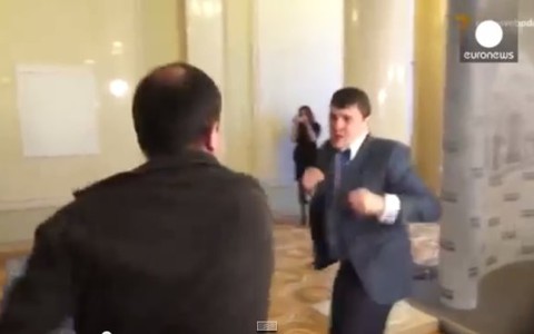 Hai ông nghị đánh nhau như võ sĩ tại quốc hội Ukraine