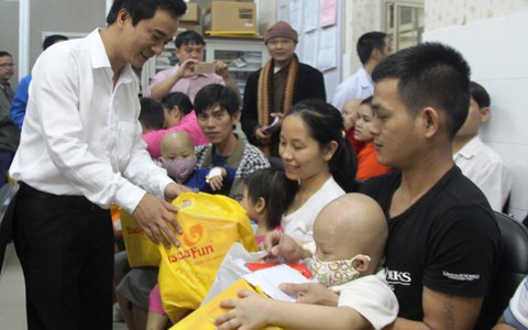 Trao quà cho bệnh nhi, lao công trước giao thừa