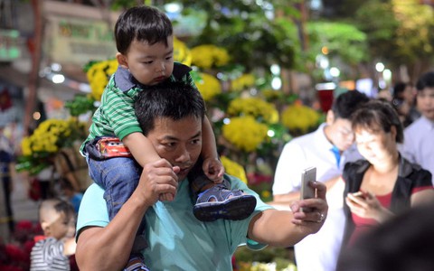 Bố và con ngày tết