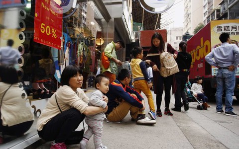 Hong Kong xem xét hạn chế du khách Trung Quốc