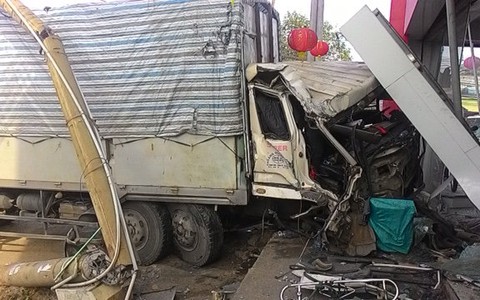 Xe tải mất thắng, tài xế nhanh trí tránh tai nạn thảm khốc