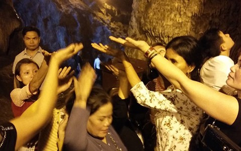 Chùa Hương khá vắng ngày khai hội