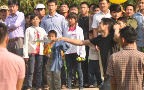 Vung dao giữa lễ hội cướp phết cầu may