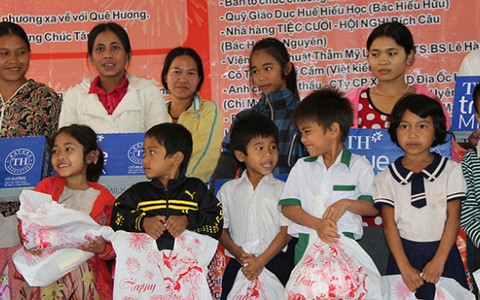 Về quê làm việc thiện