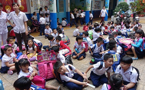 TP.HCM: học sinh vui vẻ trở lại trường sau tết