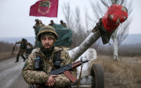 Ukraine bắt đầu rút pháo khỏi miền đông