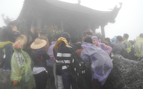 Hàng ngàn du khách đội mưa gió lớn hành hương lên đỉnh Yên Tử
