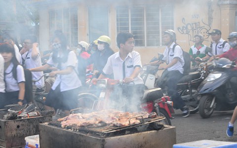 Cổng trường không sạch đẹp