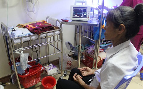 ​Chuyển bé trai đẻ rơi trong nhà vệ sinh ra Hà Nội chữa trị