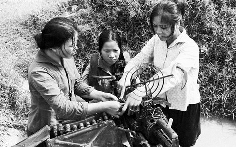 Triển lãm "Hai chị em - Hai trận tuyến"