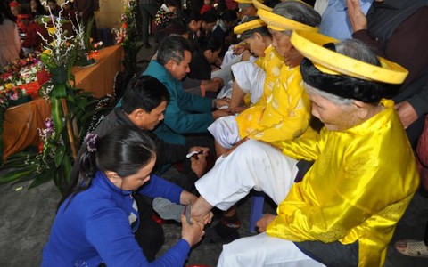 Rửa chân báo hiếu cha mẹ