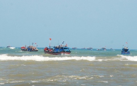 Tàu cá ngừ Phú Yên ra khơi đánh bắt mùa vụ mới