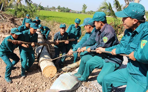 Chung sức giúp dân
